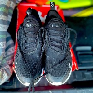Nikes black Air 270’s size 4 youth   (Girls)teenager